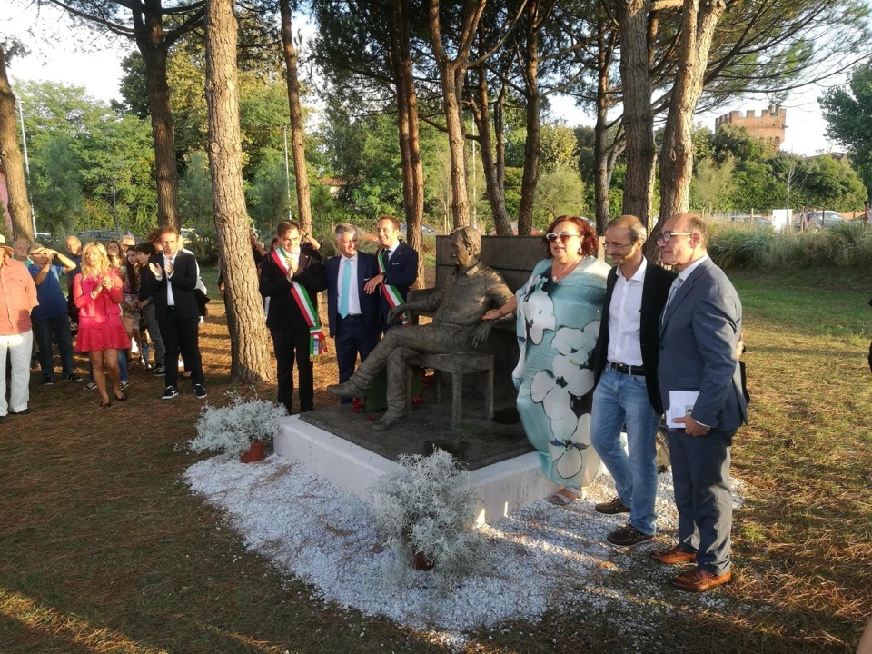 Statua a Giancarlo Bigazzi,  compositore fiorentino tra i protagonisti dell'epoca d'oro della Versilia
